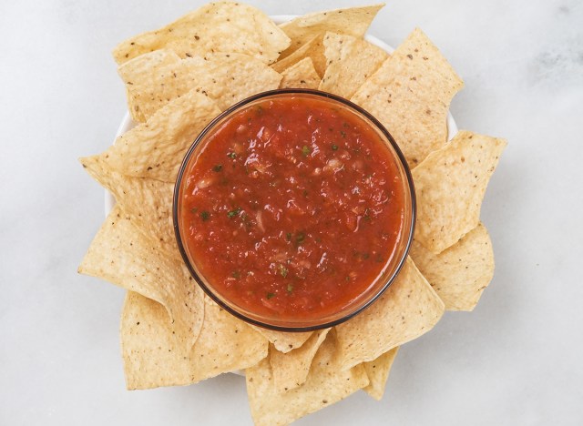 salsa terminada con patatas fritas en un plato