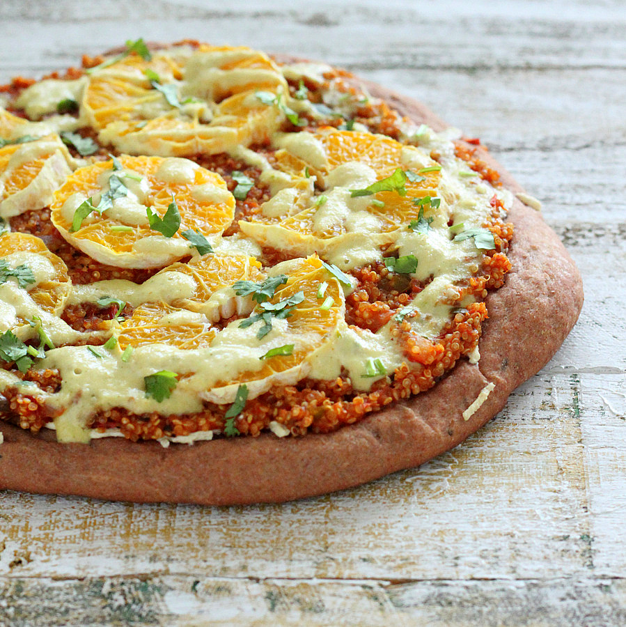 Pizza de Sloppy Joes de quinoa con masa de centeno, rodajas de naranja, alioli de jalapeño | VeganRicha.com