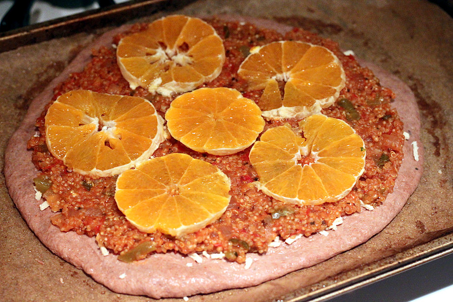 Pizza de Sloppy Joes de quinoa con masa de centeno, rodajas de naranja, alioli de jalapeño |VeganRicha.com #vegana #pizza