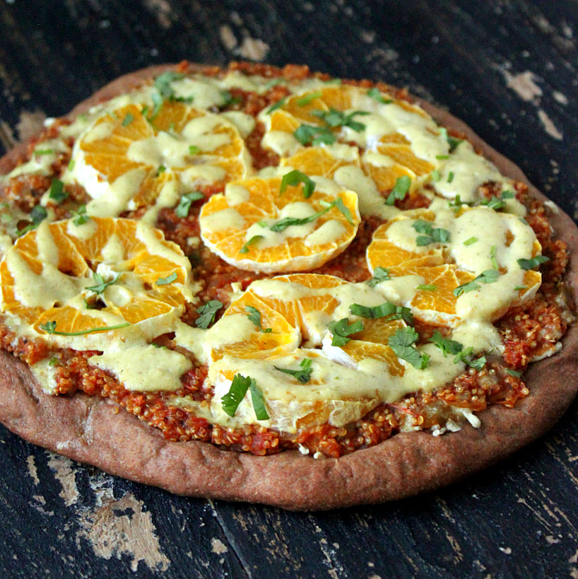 Pizza de Sloppy Joes de quinoa con masa de centeno, rodajas de naranja y alioli de jalapeño |VeganRicha.com #vegana #pizza
