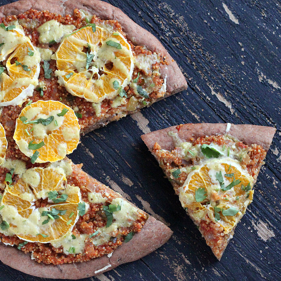 Pizza de Sloppy Joes de quinoa con masa de centeno, rodajas de naranja, alioli de jalapeño |VeganRicha.com #vegana #pizza
