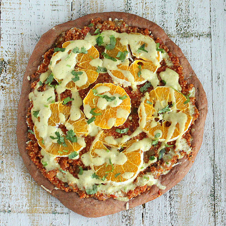Pizza de Sloppy Joes de quinoa con masa de centeno, rodajas de naranja y alioli de jalapeño |VeganRicha.com #vegana #pizza