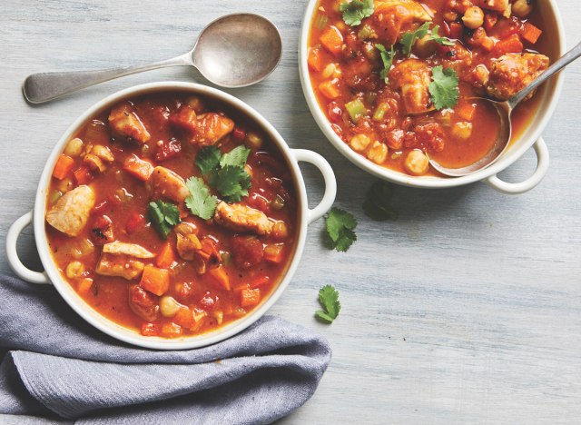 chile de pollo con calabaza servido en ollas blancas