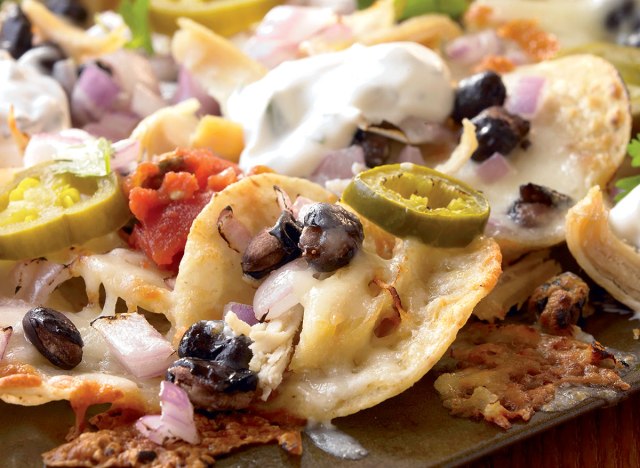 Nachos bajos en calorías con pollo y frijoles negros