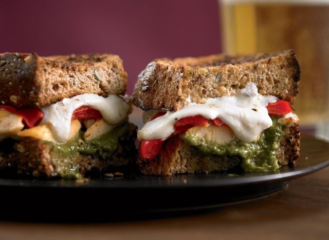 Panini de pollo paleo con pesto y pimientos