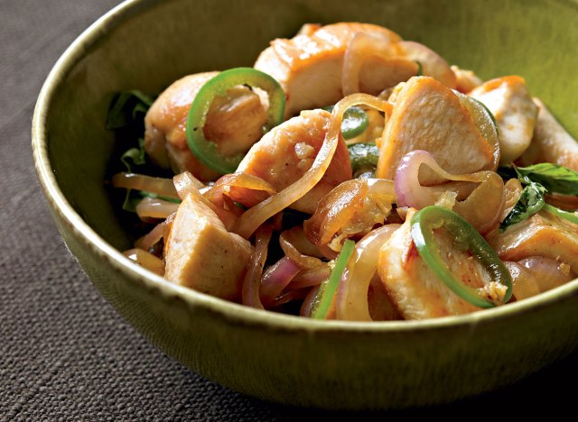 Pollo tailandés picante paleo con albahaca