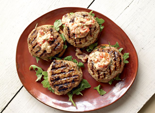 Hamburguesa de pollo con aolia de tomate seco