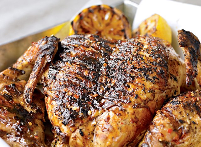 Pollo bajo un ladrillo