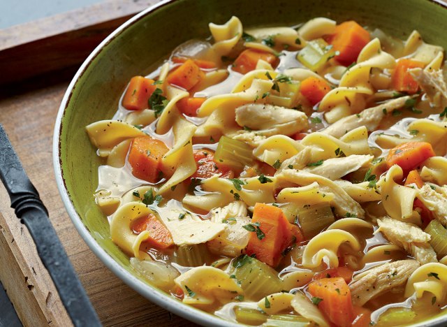 Sopa de pollo con fideos de mamá saludable