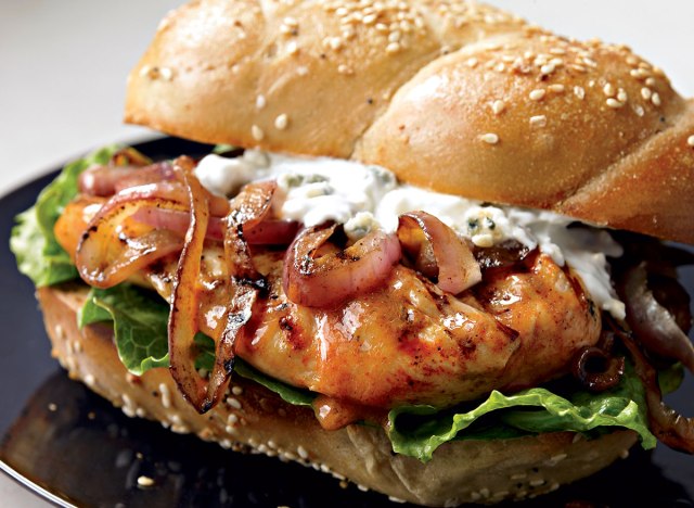 pollo buffalo saludable y queso azul sandwich