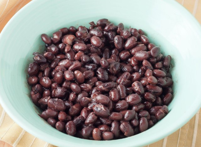 Frijoles negros enlatados