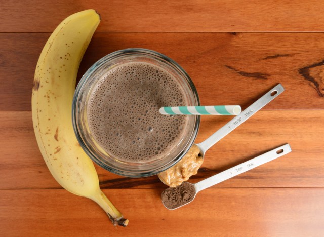 batido de chocolate, mantequilla de cacahuete y plátano
