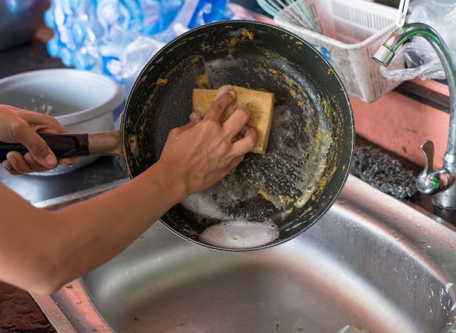Limpiando la sartén mojada
